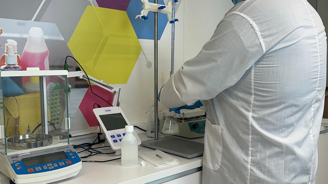 Ingeniero de Khemnova preparando una muestra en el laboratorio