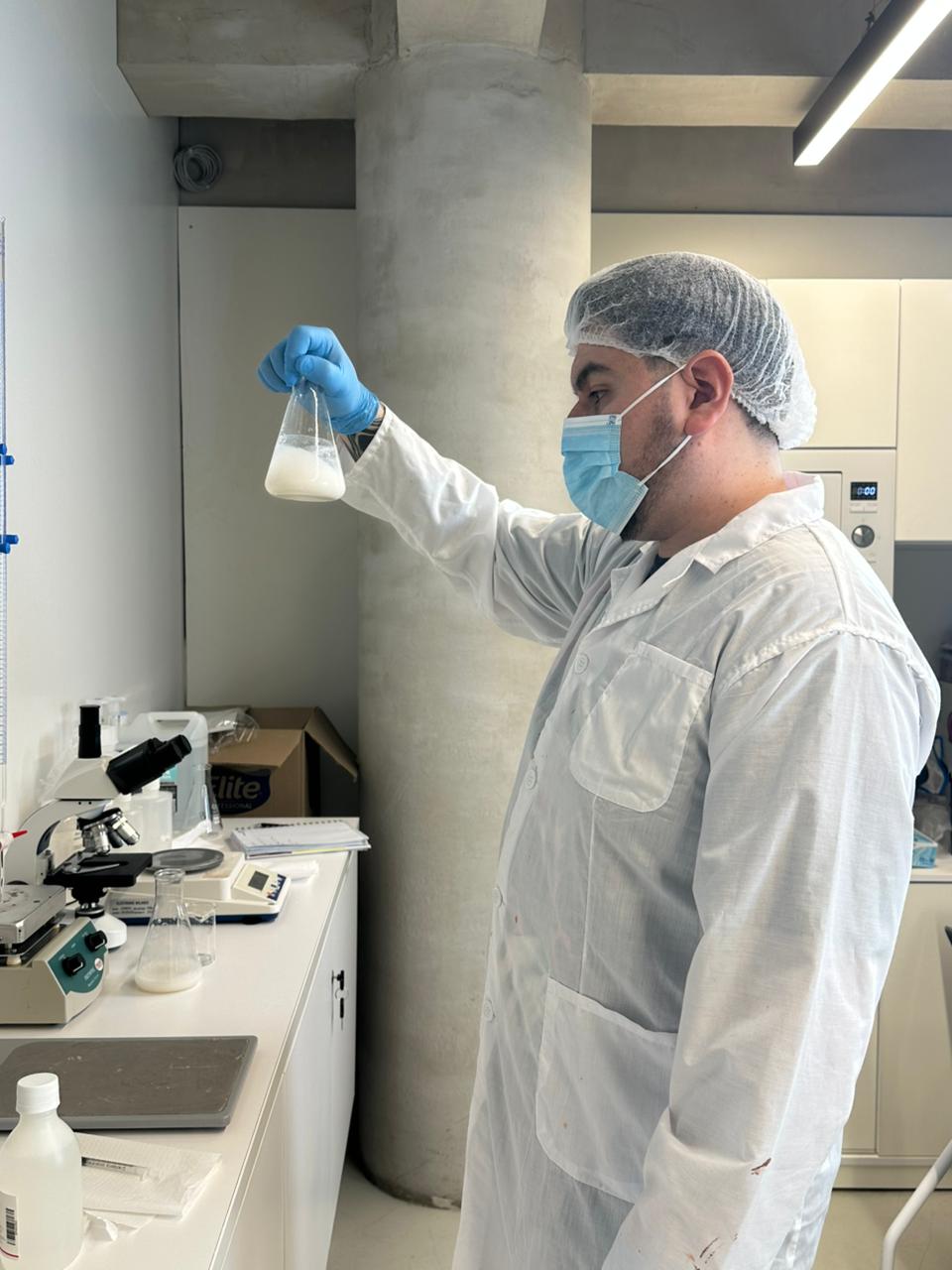 Ingeniero de Khemnova revisando una muestra en un matraz