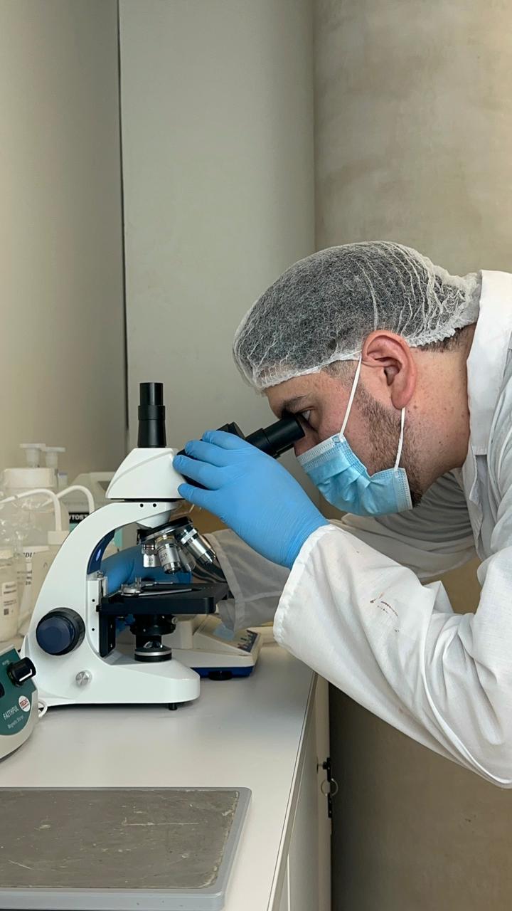 Ingeniero de Khemnova analizando una muestra al microscopio